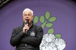 Alphen aan de Rijn 10 november 2021
Prinses Irene opent de Nationale Boomfeestdag. Samen met haar zoon prins Carlos, haar dochter prinses Margarita, schoondochter Viktoria en kleinkinderen plantte ze een Levensboom (een populier) in haar eigen Prinses IreneBos. Sterre Koning trad op . Peter Derksen
