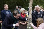 Alphen aan de Rijn 10 november 2021
Prinses Irene opent de Nationale Boomfeestdag. Samen met haar zoon prins Carlos, haar dochter prinses Margarita, schoondochter Viktoria en kleinkinderen plantte ze een Levensboom (een populier) in haar eigen Prinses IreneBos. Sterre Koning trad op . Peter Derksen