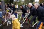 Alphen aan de Rijn 10 november 2021
Prinses Irene opent de Nationale Boomfeestdag. Samen met haar zoon prins Carlos, haar dochter prinses Margarita, schoondochter Viktoria en kleinkinderen plantte ze een Levensboom (een populier) in haar eigen Prinses IreneBos. Sterre Koning trad op . Peter Derksen