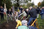 Alphen aan de Rijn 10 november 2021
Prinses Irene opent de Nationale Boomfeestdag. Samen met haar zoon prins Carlos, haar dochter prinses Margarita, schoondochter Viktoria en kleinkinderen plantte ze een Levensboom (een populier) in haar eigen Prinses IreneBos. Sterre Koning trad op . Peter Derksen