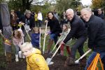Alphen aan de Rijn 10 november 2021
Prinses Irene opent de Nationale Boomfeestdag. Samen met haar zoon prins Carlos, haar dochter prinses Margarita, schoondochter Viktoria en kleinkinderen plantte ze een Levensboom (een populier) in haar eigen Prinses IreneBos. Sterre Koning trad op . Peter Derksen