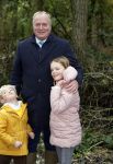 Alphen aan de Rijn 10 november 2021
Prinses Irene opent de Nationale Boomfeestdag. Samen met haar zoon prins Carlos, haar dochter prinses Margarita, schoondochter Viktoria en kleinkinderen plantte ze een Levensboom (een populier) in haar eigen Prinses IreneBos. Sterre Koning trad op .