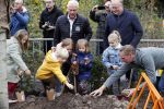 Alphen aan de Rijn 10 november 2021
Prinses Irene opent de Nationale Boomfeestdag. Samen met haar zoon prins Carlos, haar dochter prinses Margarita, schoondochter Viktoria en kleinkinderen plantte ze een Levensboom (een populier) in haar eigen Prinses IreneBos. Sterre Koning trad op .