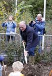 Alphen aan de Rijn 10 november 2021
Prinses Irene opent de Nationale Boomfeestdag. Samen met haar zoon prins Carlos, haar dochter prinses Margarita, schoondochter Viktoria en kleinkinderen plantte ze een Levensboom (een populier) in haar eigen Prinses IreneBos. Sterre Koning trad op .