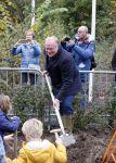 Alphen aan de Rijn 10 november 2021
Prinses Irene opent de Nationale Boomfeestdag. Samen met haar zoon prins Carlos, haar dochter prinses Margarita, schoondochter Viktoria en kleinkinderen plantte ze een Levensboom (een populier) in haar eigen Prinses IreneBos. Sterre Koning trad op .