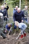 Alphen aan de Rijn 10 november 2021
Prinses Irene opent de Nationale Boomfeestdag. Samen met haar zoon prins Carlos, haar dochter prinses Margarita, schoondochter Viktoria en kleinkinderen plantte ze een Levensboom (een populier) in haar eigen Prinses IreneBos. Sterre Koning trad op .