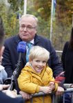 Alphen aan de Rijn 10 november 2021
Prinses Irene opent de Nationale Boomfeestdag. Samen met haar zoon prins Carlos, haar dochter prinses Margarita, schoondochter Viktoria en kleinkinderen plantte ze een Levensboom (een populier) in haar eigen Prinses IreneBos. Sterre Koning trad op .