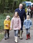 Alphen aan de Rijn 10 november 2021
Prinses Irene opent de Nationale Boomfeestdag. Samen met haar zoon prins Carlos, haar dochter prinses Margarita, schoondochter Viktoria en kleinkinderen plantte ze een Levensboom (een populier) in haar eigen Prinses IreneBos. Sterre Koning trad op .
