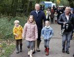 Alphen aan de Rijn 10 november 2021
Prinses Irene opent de Nationale Boomfeestdag. Samen met haar zoon prins Carlos, haar dochter prinses Margarita, schoondochter Viktoria en kleinkinderen plantte ze een Levensboom (een populier) in haar eigen Prinses IreneBos. Sterre Koning trad op .