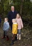 Alphen aan de Rijn 10 november 2021
Prinses Irene opent de Nationale Boomfeestdag. Samen met haar zoon prins Carlos, haar dochter prinses Margarita, schoondochter Viktoria en kleinkinderen plantte ze een Levensboom (een populier) in haar eigen Prinses IreneBos. Sterre Koning trad op .