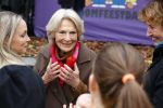 Alphen aan de Rijn 10 november 2021
Prinses Irene opent de Nationale Boomfeestdag. Samen met haar zoon prins Carlos, haar dochter prinses Margarita, schoondochter Viktoria en kleinkinderen plantte ze een Levensboom (een populier) in haar eigen Prinses IreneBos. Sterre Koning trad op .