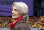 Alphen aan de Rijn 10 november 2021
Prinses Irene opent de Nationale Boomfeestdag. Samen met haar zoon prins Carlos, haar dochter prinses Margarita, schoondochter Viktoria en kleinkinderen plantte ze een Levensboom (een populier) in haar eigen Prinses IreneBos. Sterre Koning trad op .