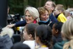 Alphen aan de Rijn 10 november 2021
Prinses Irene opent de Nationale Boomfeestdag. Samen met haar zoon prins Carlos, haar dochter prinses Margarita, schoondochter Viktoria en kleinkinderen plantte ze een Levensboom (een populier) in haar eigen Prinses IreneBos. Sterre Koning trad op .