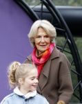 Alphen aan de Rijn 10 november 2021
Prinses Irene opent de Nationale Boomfeestdag. Samen met haar zoon prins Carlos, haar dochter prinses Margarita, schoondochter Viktoria en kleinkinderen plantte ze een Levensboom (een populier) in haar eigen Prinses IreneBos. Sterre Koning trad op .