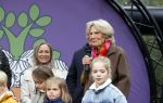 Alphen aan de Rijn 10 november 2021
Prinses Irene opent de Nationale Boomfeestdag. Samen met haar zoon prins Carlos, haar dochter prinses Margarita, schoondochter Viktoria en kleinkinderen plantte ze een Levensboom (een populier) in haar eigen Prinses IreneBos. Sterre Koning trad op .