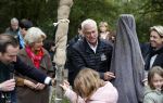 Alphen aan de Rijn 10 november 2021
Prinses Irene opent de Nationale Boomfeestdag. Samen met haar zoon prins Carlos, haar dochter prinses Margarita, schoondochter Viktoria en kleinkinderen plantte ze een Levensboom (een populier) in haar eigen Prinses IreneBos. Sterre Koning trad op .
