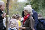 Alphen aan de Rijn 10 november 2021
Prinses Irene opent de Nationale Boomfeestdag. Samen met haar zoon prins Carlos, haar dochter prinses Margarita, schoondochter Viktoria en kleinkinderen plantte ze een Levensboom (een populier) in haar eigen Prinses IreneBos. Sterre Koning trad op .