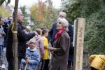 Alphen aan de Rijn 10 november 2021
Prinses Irene opent de Nationale Boomfeestdag. Samen met haar zoon prins Carlos, haar dochter prinses Margarita, schoondochter Viktoria en kleinkinderen plantte ze een Levensboom (een populier) in haar eigen Prinses IreneBos. Sterre Koning trad op .