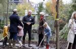 Alphen aan de Rijn 10 november 2021
Prinses Irene opent de Nationale Boomfeestdag. Samen met haar zoon prins Carlos, haar dochter prinses Margarita, schoondochter Viktoria en kleinkinderen plantte ze een Levensboom (een populier) in haar eigen Prinses IreneBos. Sterre Koning trad op .