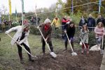Alphen aan de Rijn 10 november 2021
Prinses Irene opent de Nationale Boomfeestdag. Samen met haar zoon prins Carlos, haar dochter prinses Margarita, schoondochter Viktoria en kleinkinderen plantte ze een Levensboom (een populier) in haar eigen Prinses IreneBos. Sterre Koning trad op .