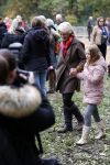 Alphen aan de Rijn 10 november 2021
Prinses Irene opent de Nationale Boomfeestdag. Samen met haar zoon prins Carlos, haar dochter prinses Margarita, schoondochter Viktoria en kleinkinderen plantte ze een Levensboom (een populier) in haar eigen Prinses IreneBos. Sterre Koning trad op .