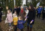 Alphen aan de Rijn 10 november 2021
Prinses Irene opent de Nationale Boomfeestdag. Samen met haar zoon prins Carlos, haar dochter prinses Margarita, schoondochter Viktoria en kleinkinderen plantte ze een Levensboom (een populier) in haar eigen Prinses IreneBos. Sterre Koning trad op .