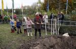 Alphen aan de Rijn 10 november 2021
Prinses Irene opent de Nationale Boomfeestdag. Samen met haar zoon prins Carlos, haar dochter prinses Margarita, schoondochter Viktoria en kleinkinderen plantte ze een Levensboom (een populier) in haar eigen Prinses IreneBos. Sterre Koning trad op .