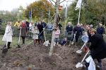 Alphen aan de Rijn 10 november 2021
Prinses Irene opent de Nationale Boomfeestdag. Samen met haar zoon prins Carlos, haar dochter prinses Margarita, schoondochter Viktoria en kleinkinderen plantte ze een Levensboom (een populier) in haar eigen Prinses IreneBos. Sterre Koning trad op . Albert Verlinde