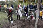 Alphen aan de Rijn 10 november 2021
Prinses Irene opent de Nationale Boomfeestdag. Samen met haar zoon prins Carlos, haar dochter prinses Margarita, schoondochter Viktoria en kleinkinderen plantte ze een Levensboom (een populier) in haar eigen Prinses IreneBos. Sterre Koning trad op .