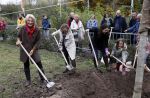 Alphen aan de Rijn 10 november 2021
Prinses Irene opent de Nationale Boomfeestdag. Samen met haar zoon prins Carlos, haar dochter prinses Margarita, schoondochter Viktoria en kleinkinderen plantte ze een Levensboom (een populier) in haar eigen Prinses IreneBos. Sterre Koning trad op .