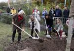 Alphen aan de Rijn 10 november 2021
Prinses Irene opent de Nationale Boomfeestdag. Samen met haar zoon prins Carlos, haar dochter prinses Margarita, schoondochter Viktoria en kleinkinderen plantte ze een Levensboom (een populier) in haar eigen Prinses IreneBos. Sterre Koning trad op .