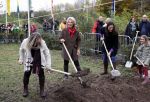 Alphen aan de Rijn 10 november 2021
Prinses Irene opent de Nationale Boomfeestdag. Samen met haar zoon prins Carlos, haar dochter prinses Margarita, schoondochter Viktoria en kleinkinderen plantte ze een Levensboom (een populier) in haar eigen Prinses IreneBos. Sterre Koning trad op .