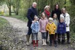Alphen aan de Rijn 10 november 2021
Prinses Irene opent de Nationale Boomfeestdag. Samen met haar zoon prins Carlos, haar dochter prinses Margarita, schoondochter Viktoria en kleinkinderen plantte ze een Levensboom (een populier) in haar eigen Prinses IreneBos. Sterre Koning trad op .