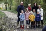 Alphen aan de Rijn 10 november 2021
Prinses Irene opent de Nationale Boomfeestdag. Samen met haar zoon prins Carlos, haar dochter prinses Margarita, schoondochter Viktoria en kleinkinderen plantte ze een Levensboom (een populier) in haar eigen Prinses IreneBos. Sterre Koning trad op .