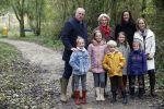 Alphen aan de Rijn 10 november 2021
Prinses Irene opent de Nationale Boomfeestdag. Samen met haar zoon prins Carlos, haar dochter prinses Margarita, schoondochter Viktoria en kleinkinderen plantte ze een Levensboom (een populier) in haar eigen Prinses IreneBos. Sterre Koning trad op .