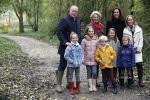 Alphen aan de Rijn 10 november 2021
Prinses Irene opent de Nationale Boomfeestdag. Samen met haar zoon prins Carlos, haar dochter prinses Margarita, schoondochter Viktoria en kleinkinderen plantte ze een Levensboom (een populier) in haar eigen Prinses IreneBos. Sterre Koning trad op .