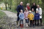 Alphen aan de Rijn 10 november 2021
Prinses Irene opent de Nationale Boomfeestdag. Samen met haar zoon prins Carlos, haar dochter prinses Margarita, schoondochter Viktoria en kleinkinderen plantte ze een Levensboom (een populier) in haar eigen Prinses IreneBos. Sterre Koning trad op .