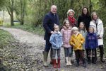 Alphen aan de Rijn 10 november 2021
Prinses Irene opent de Nationale Boomfeestdag. Samen met haar zoon prins Carlos, haar dochter prinses Margarita, schoondochter Viktoria en kleinkinderen plantte ze een Levensboom (een populier) in haar eigen Prinses IreneBos. Sterre Koning trad op .