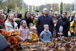 Alphen aan de Rijn 10 november 2021
Prinses Irene opent de Nationale Boomfeestdag. Samen met haar zoon prins Carlos, haar dochter prinses Margarita, schoondochter Viktoria en kleinkinderen plantte ze een Levensboom (een populier) in haar eigen Prinses IreneBos. Sterre Koning trad op .