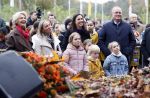 Alphen aan de Rijn 10 november 2021
Prinses Irene opent de Nationale Boomfeestdag. Samen met haar zoon prins Carlos, haar dochter prinses Margarita, schoondochter Viktoria en kleinkinderen plantte ze een Levensboom (een populier) in haar eigen Prinses IreneBos. Sterre Koning trad op .