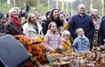 Alphen aan de Rijn 10 november 2021
Prinses Irene opent de Nationale Boomfeestdag. Samen met haar zoon prins Carlos, haar dochter prinses Margarita, schoondochter Viktoria en kleinkinderen plantte ze een Levensboom (een populier) in haar eigen Prinses IreneBos. Sterre Koning trad op .
