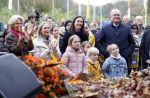 Alphen aan de Rijn 10 november 2021
Prinses Irene opent de Nationale Boomfeestdag. Samen met haar zoon prins Carlos, haar dochter prinses Margarita, schoondochter Viktoria en kleinkinderen plantte ze een Levensboom (een populier) in haar eigen Prinses IreneBos. Sterre Koning trad op .