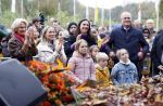Alphen aan de Rijn 10 november 2021
Prinses Irene opent de Nationale Boomfeestdag. Samen met haar zoon prins Carlos, haar dochter prinses Margarita, schoondochter Viktoria en kleinkinderen plantte ze een Levensboom (een populier) in haar eigen Prinses IreneBos. Sterre Koning trad op .