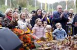 Alphen aan de Rijn 10 november 2021
Prinses Irene opent de Nationale Boomfeestdag. Samen met haar zoon prins Carlos, haar dochter prinses Margarita, schoondochter Viktoria en kleinkinderen plantte ze een Levensboom (een populier) in haar eigen Prinses IreneBos. Sterre Koning trad op .