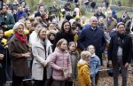 Alphen aan de Rijn 10 november 2021
Prinses Irene opent de Nationale Boomfeestdag. Samen met haar zoon prins Carlos, haar dochter prinses Margarita, schoondochter Viktoria en kleinkinderen plantte ze een Levensboom (een populier) in haar eigen Prinses IreneBos. Sterre Koning trad op .