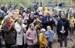 Alphen aan de Rijn 10 november 2021
Prinses Irene opent de Nationale Boomfeestdag. Samen met haar zoon prins Carlos, haar dochter prinses Margarita, schoondochter Viktoria en kleinkinderen plantte ze een Levensboom (een populier) in haar eigen Prinses IreneBos. Sterre Koning trad op .