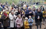 Alphen aan de Rijn 10 november 2021
Prinses Irene opent de Nationale Boomfeestdag. Samen met haar zoon prins Carlos, haar dochter prinses Margarita, schoondochter Viktoria en kleinkinderen plantte ze een Levensboom (een populier) in haar eigen Prinses IreneBos. Sterre Koning trad op .