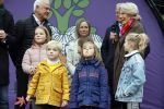 Alphen aan de Rijn 10 november 2021
Prinses Irene opent de Nationale Boomfeestdag. Samen met haar zoon prins Carlos, haar dochter prinses Margarita, schoondochter Viktoria en kleinkinderen plantte ze een Levensboom (een populier) in haar eigen Prinses IreneBos. Sterre Koning trad op .