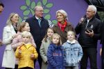 Alphen aan de Rijn 10 november 2021
Prinses Irene opent de Nationale Boomfeestdag. Samen met haar zoon prins Carlos, haar dochter prinses Margarita, schoondochter Viktoria en kleinkinderen plantte ze een Levensboom (een populier) in haar eigen Prinses IreneBos. Sterre Koning trad op .