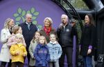 Alphen aan de Rijn 10 november 2021
Prinses Irene opent de Nationale Boomfeestdag. Samen met haar zoon prins Carlos, haar dochter prinses Margarita, schoondochter Viktoria en kleinkinderen plantte ze een Levensboom (een populier) in haar eigen Prinses IreneBos. Sterre Koning trad op .